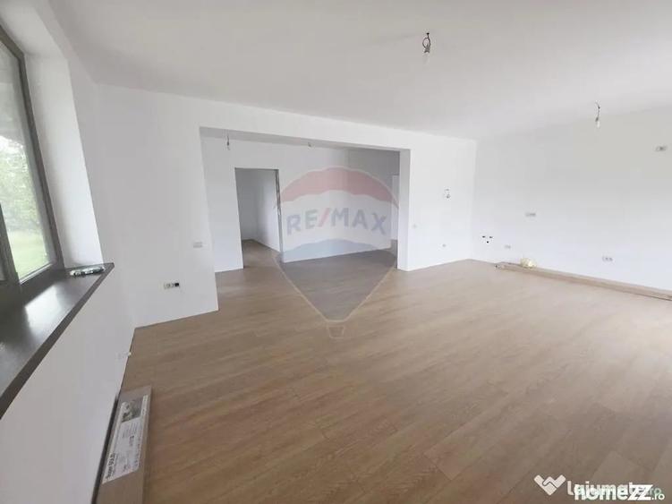 Casă cu 4 camere cu Teren 6110 Mp în Girov
