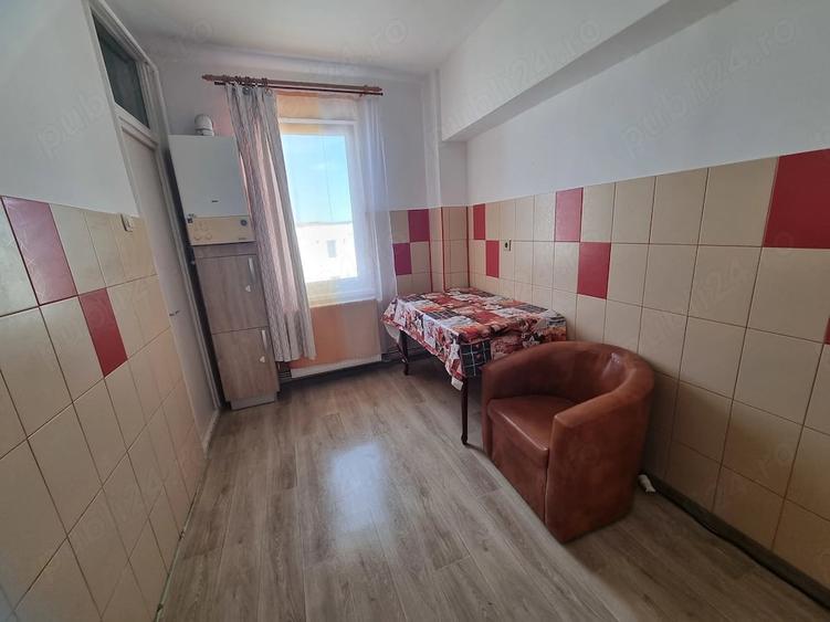 Apartament cu 3 camere semidecomandat în Central