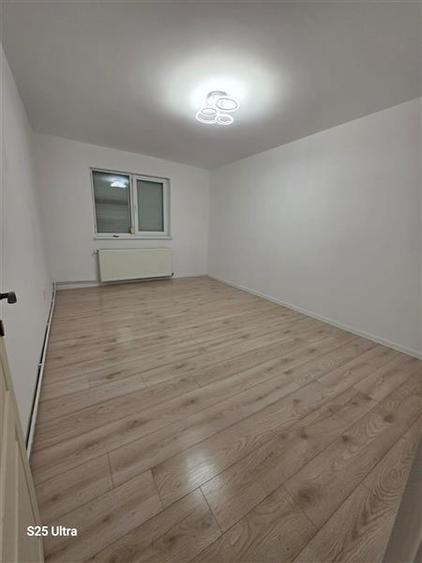 Apartament cu 3 camere semidecomandat în Micro 9