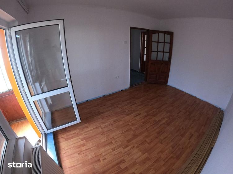 Apartament cu 3 camere semidecomandat în Tineretului