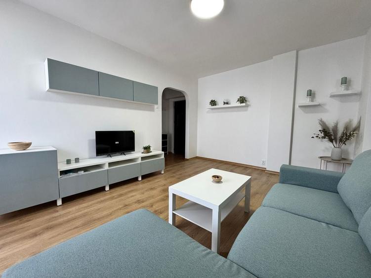 Apartament cu 2 camere semidecomandat, mobilat în P-ța Unirii