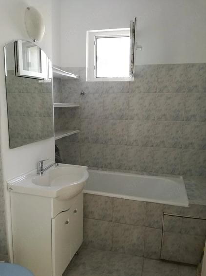 Apartament cu 3 camere decomandat în Podu Roș