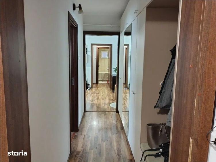 Apartament cu 3 camere semidecomandat în Craiovița Nouă
