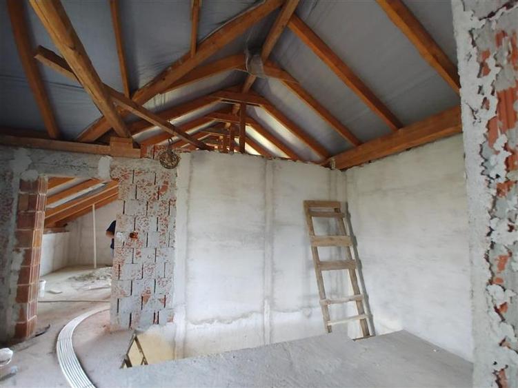 Casă individuală cu 5 camere cu Teren 4316 Mp în Petreu