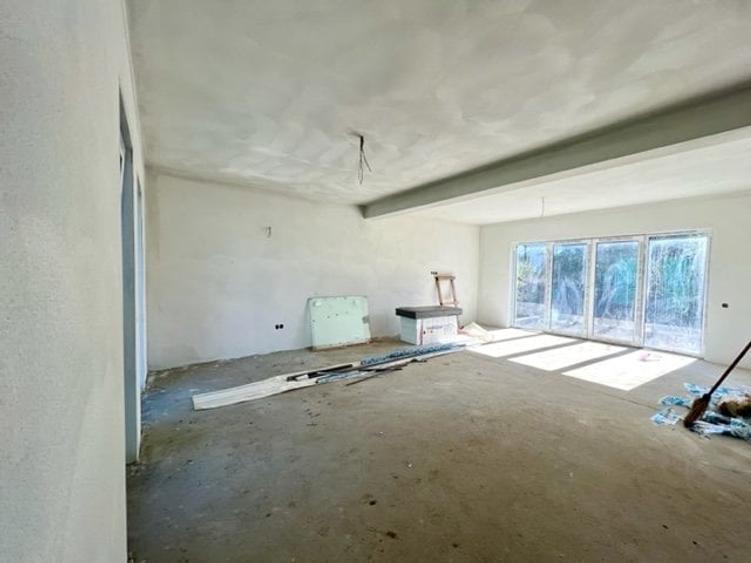 Duplex cu 4 camere cu Canalizare în Est