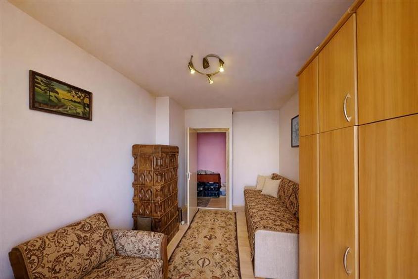 Apartament cu 4 camere decomandat, mobilat în Acățari