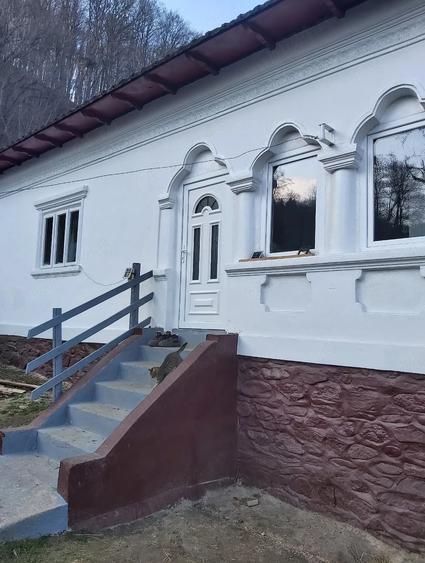 Casă cu 3 camere cu Teren 1000 Mp în Sălătrucu