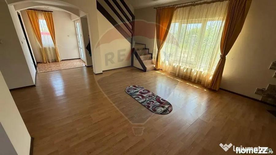 Casă cu 5 camere cu Teren 500 Mp în Est