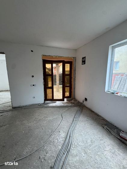 Casă cu 5 camere cu Teren 300 Mp în Sânmartin