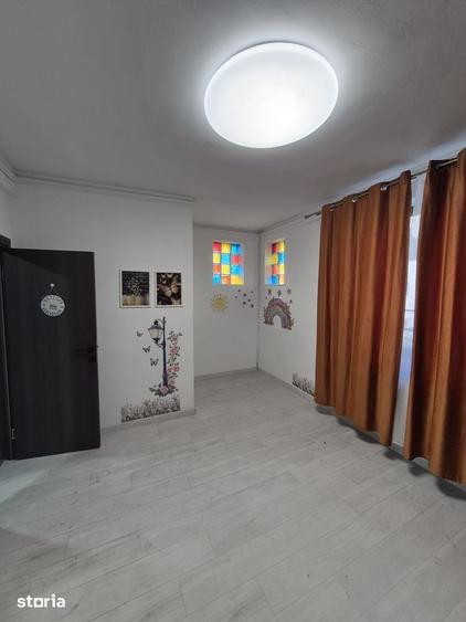 Casă cu 7 camere cu Teren 100 Mp în Vatra Luminoasă
