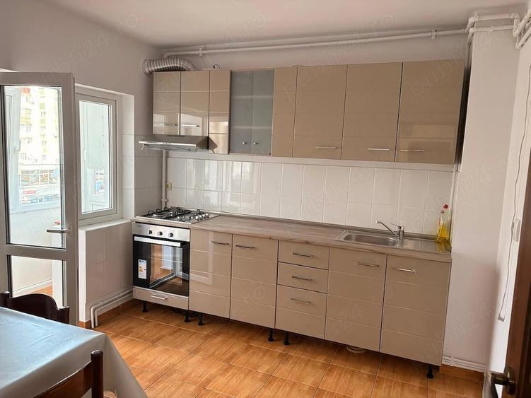 Apartament cu 3 camere decomandat în Micro 5