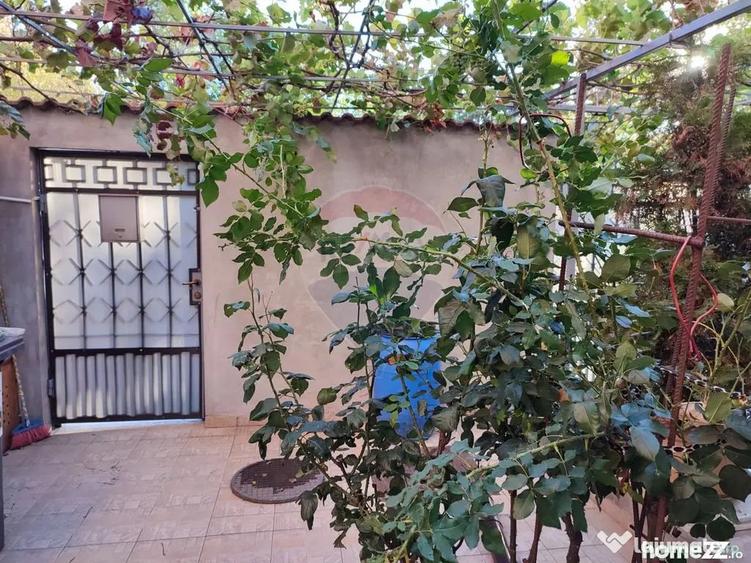 Casă cu 8 camere cu Teren 475 Mp în Uverturii