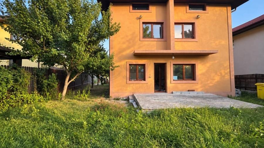 Casă individuală cu 7 camere cu Canalizare în Nord