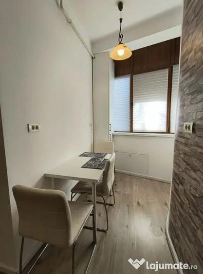 Apartament cu 3 camere semidecomandat în 1 Mai
