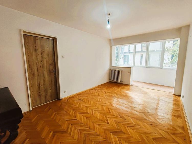 Apartament cu 3 camere semidecomandat în Mihai Bravu