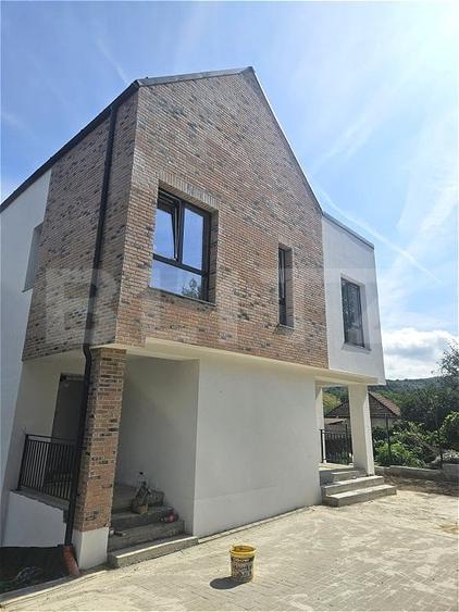 Duplex cu 5 camere cu Canalizare în Florești
