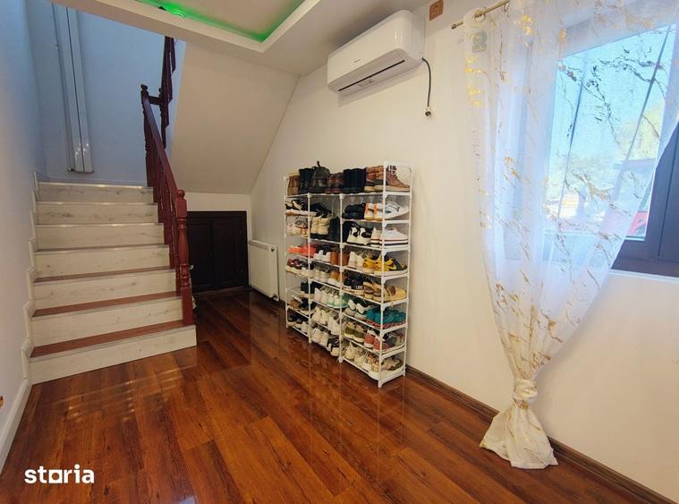 Casă cu 4 camere cu Teren 1299 Mp în Șimnicu de Sus
