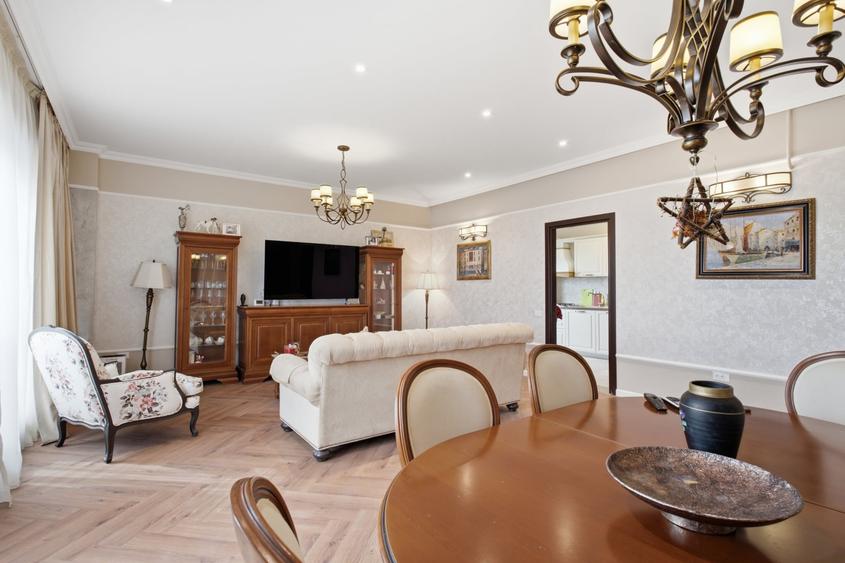Apartament cu 4 camere decomandat, mobilat în Central
