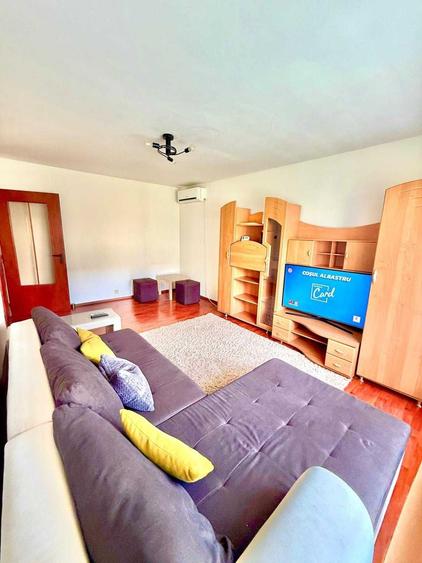Apartament cu 3 camere decomandat în Girocului