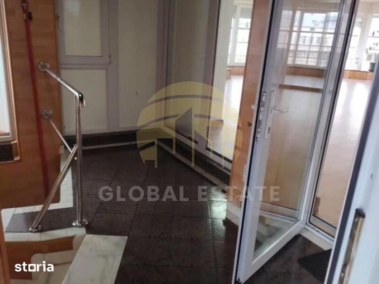 Apartament cu 3 camere semidecomandat în Centrul Civic