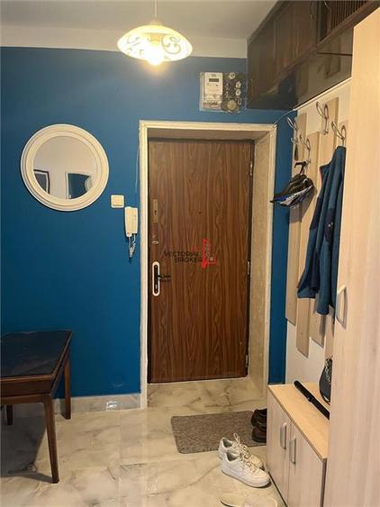 Apartament cu 3 camere semidecomandat, mobilat în Tineretului