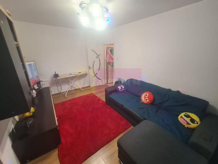 Apartament cu 3 camere semidecomandat în Cuza