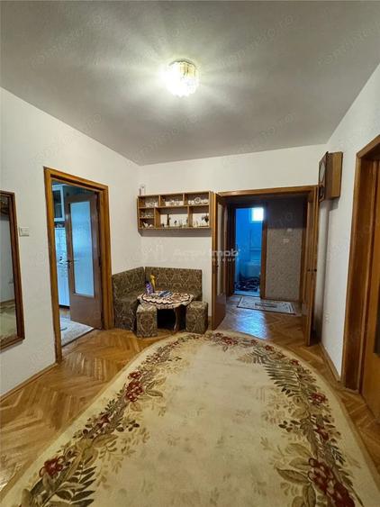 Apartament cu 4 camere decomandat în Micul Dallas