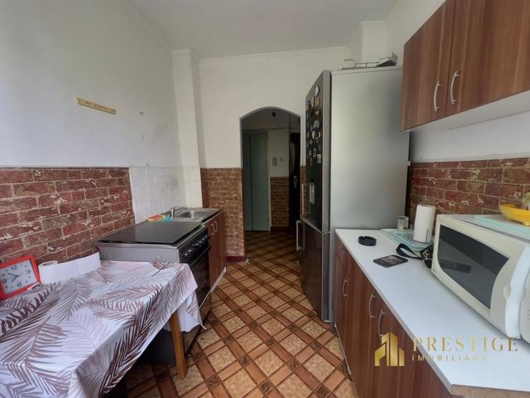 Apartament cu 3 camere semidecomandat, mobilat în Rogerius
