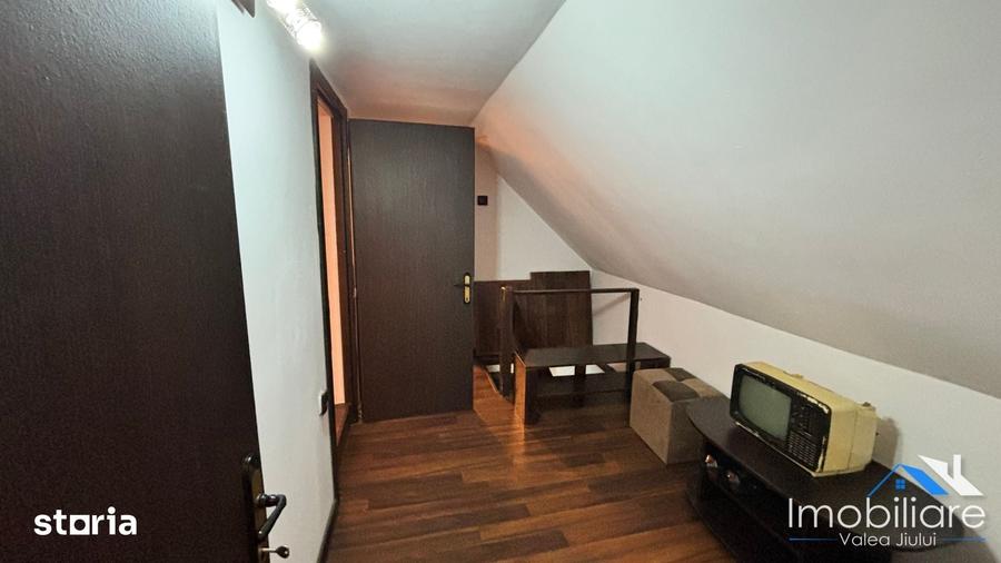Casă cu 5 camere decomandat cu Teren 100 Mp în Petros
