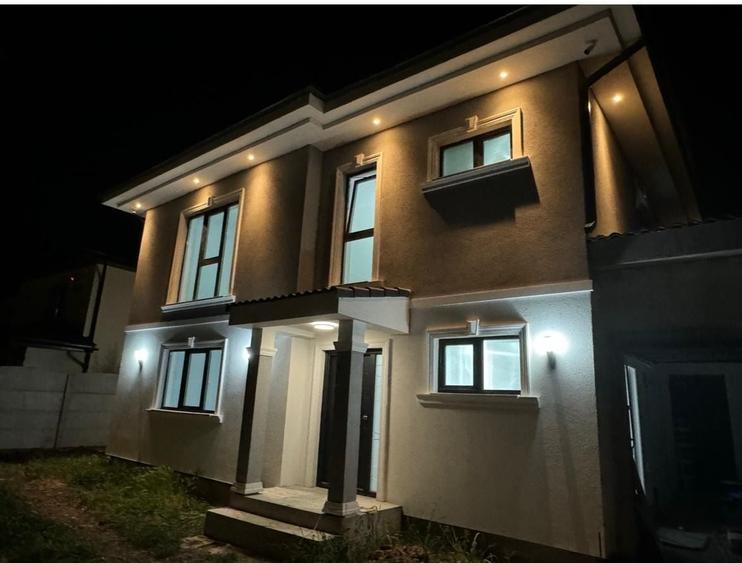 Casă individuală cu 5 camere cu Canalizare în Dumbrăvița