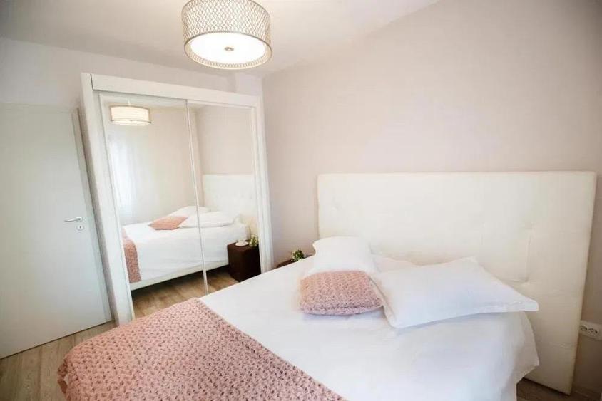 Apartament cu 2 camere decomandat în Podul de Fier