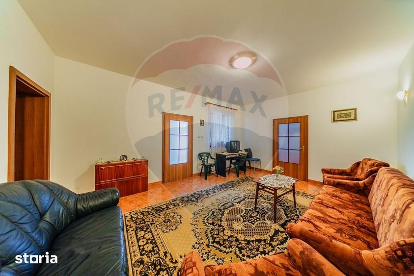 Casă cu 7 camere cu Teren 1588 Mp în Zădăreni