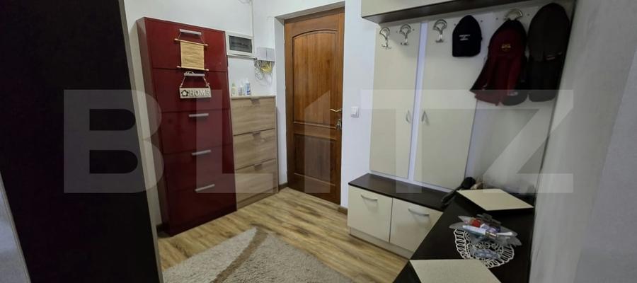 Apartament cu 3 camere semidecomandat, mobilat în Central