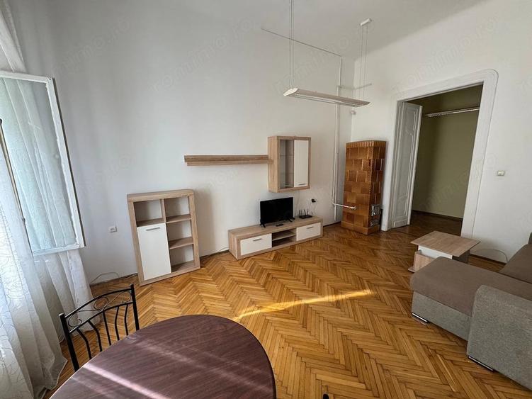 Apartament cu 3 camere semidecomandat în P-ța Unirii