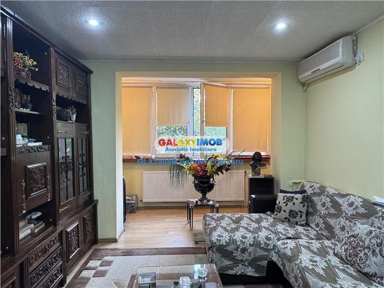Apartament cu 3 camere semidecomandat în Titan
