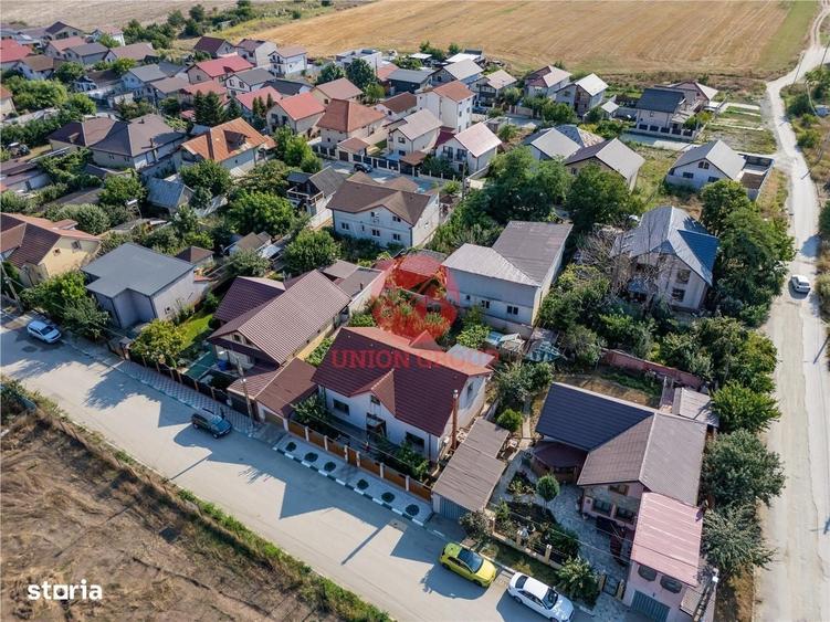 Casă cu 4 camere în Lazu