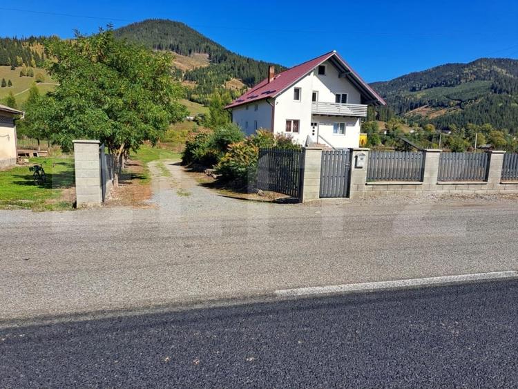 Casă individuală cu 8 camere cu Garaj în Botoș