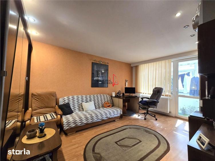 Apartament cu 3 camere decomandat, mobilat în Tei