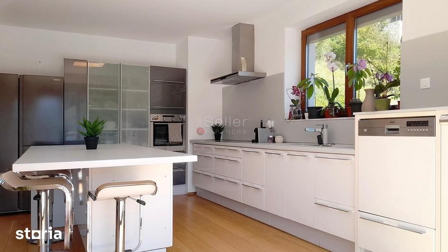 Casă cu 8 camere cu Teren 522 Mp în Schei