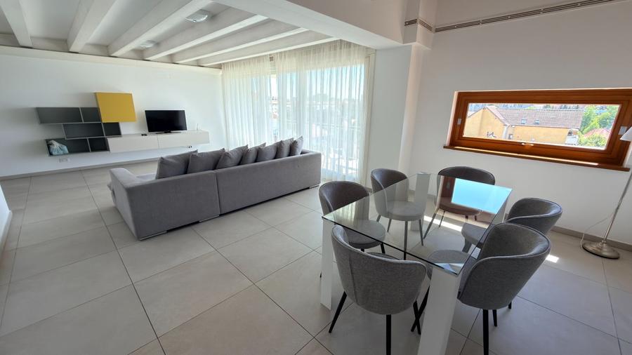 Apartament cu 3 camere în Calea Dumbrăvii