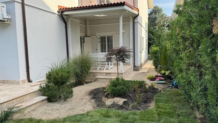 Duplex cu 4 camere cu Piscina în Iancu Nicolae