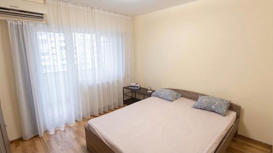 Apartament cu 3 camere semidecomandat, mobilat în P-ța Rosetti