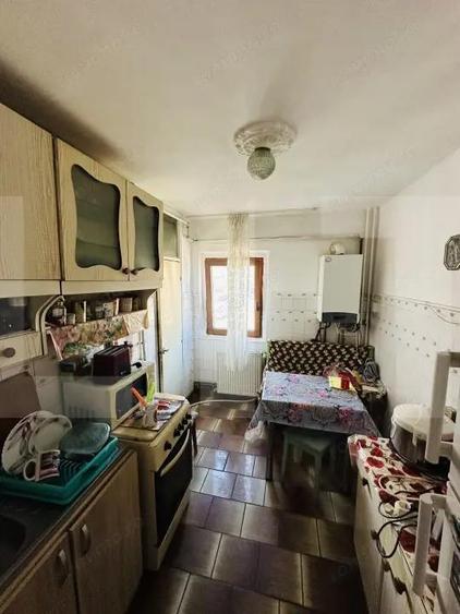 Apartament cu 3 camere semidecomandat în Aurel Vlaicu