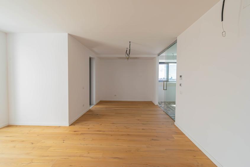 Apartament cu 6 camere decomandat în Aviației