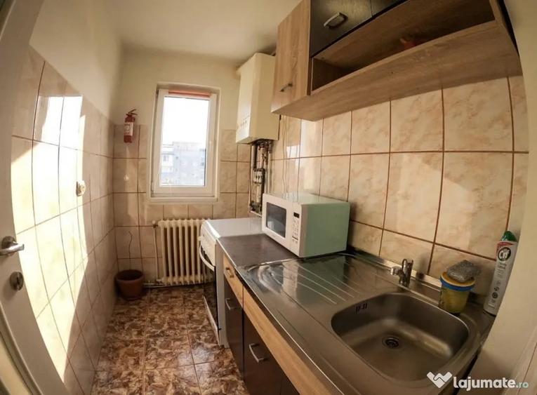 Apartament cu 2 camere semidecomandat în Cetate