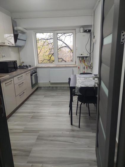 Apartament cu 3 camere decomandat, mobilat în City Park Mall