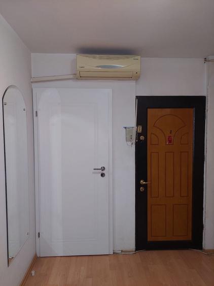 Apartament cu 3 camere semidecomandat în Baba Novac