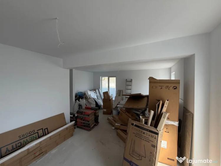 Apartament cu 4 camere semidecomandat în Florești