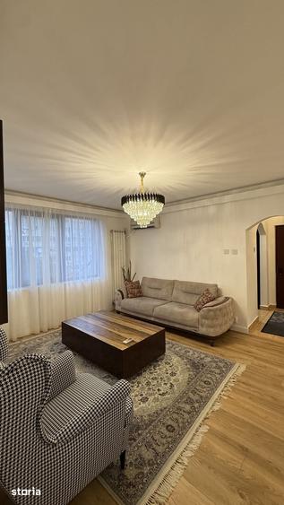 Apartament cu 3 camere semidecomandat în Centrul Civic