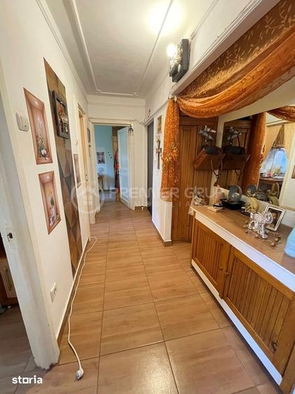 Apartament cu 3 camere în Podu Roș